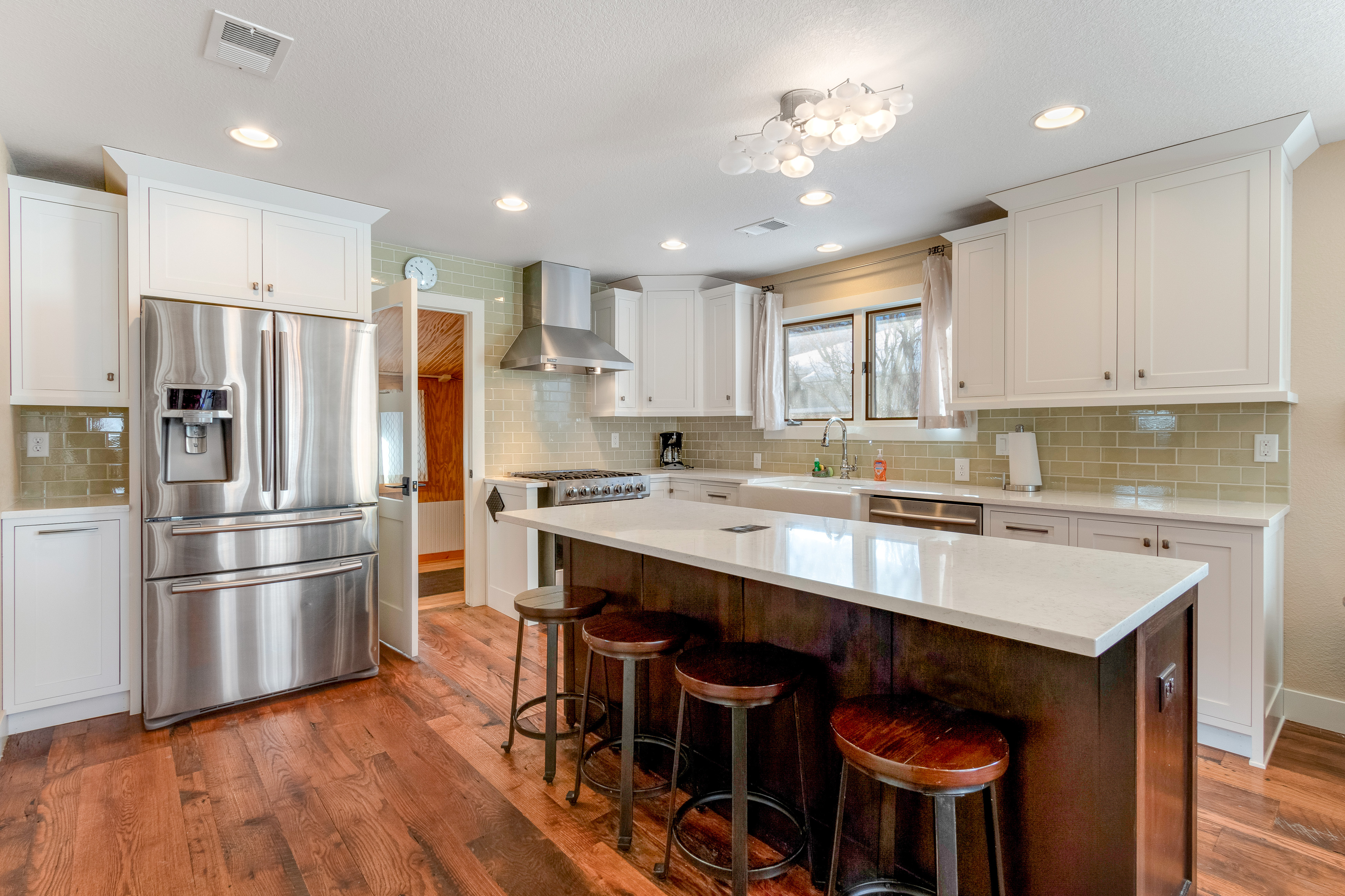 Remodeled, dog-friendly cabin in heart of downtown with patio - walk everywhere