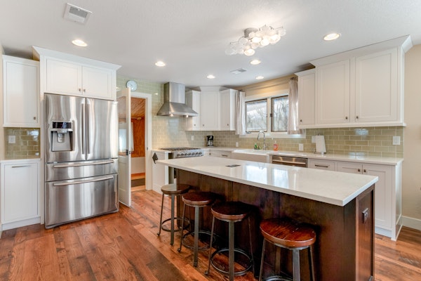 Remodeled, dog-friendly cabin in heart of downtown with patio - walk everywhere