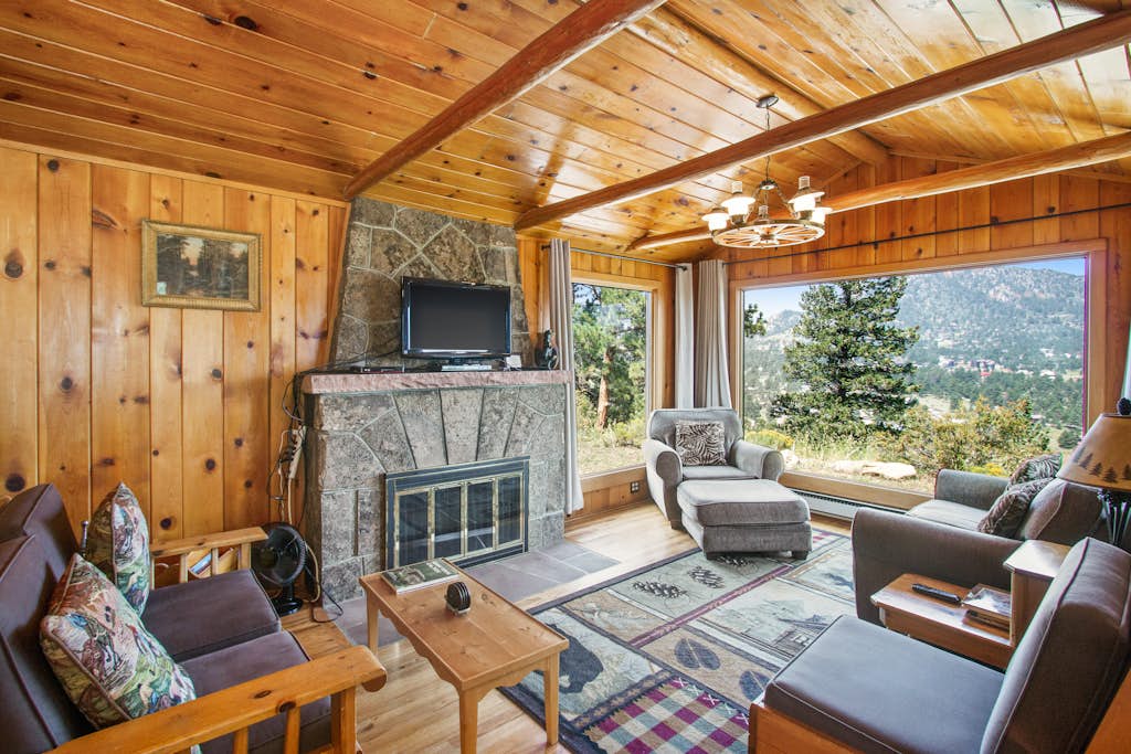 Cabin on 7 acres with glorious mountain views & wood fireplace