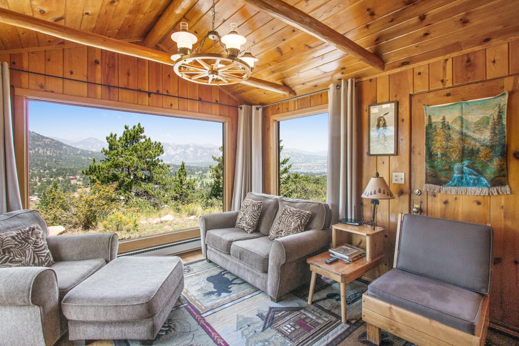 Cabin on 7 acres with glorious mountain views & wood fireplace