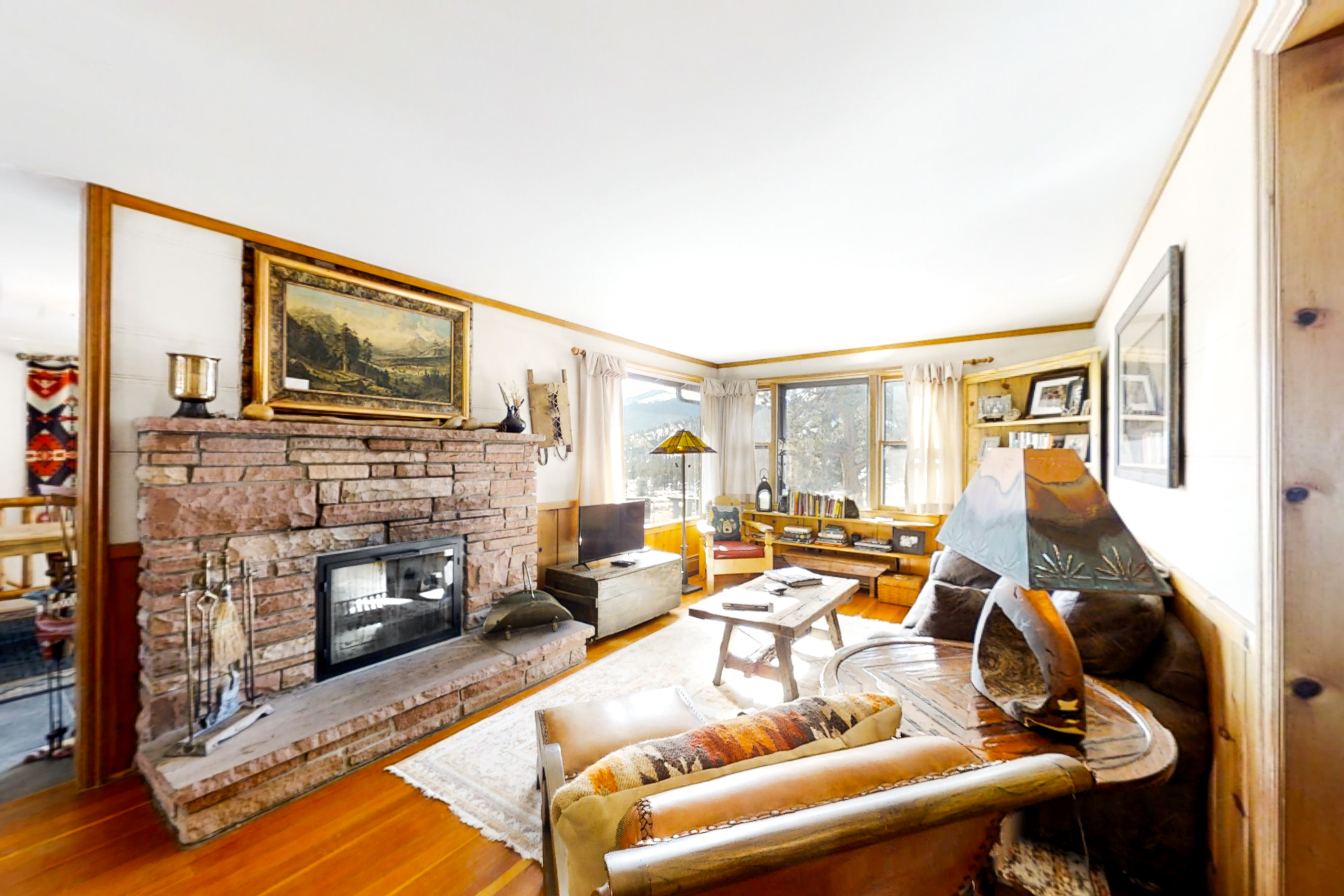 Delightful Getaway with Free WiFi, a Wood Fireplace, Washer/Dryer, & Great Views