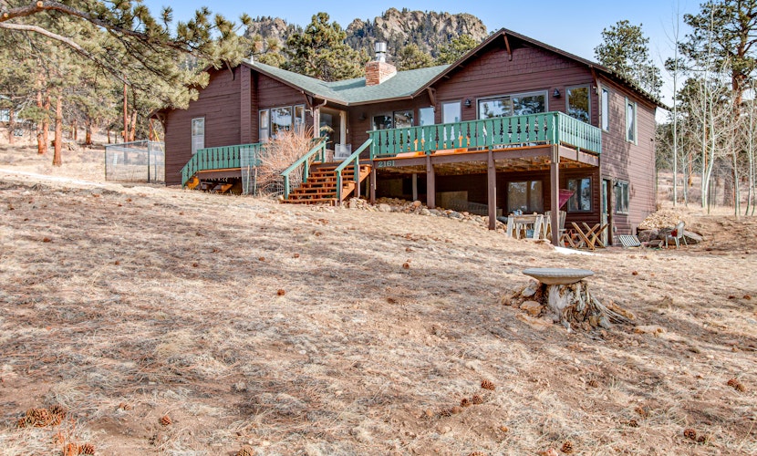 Delightful Getaway with Free WiFi, a Wood Fireplace, Washer/Dryer, & Great Views