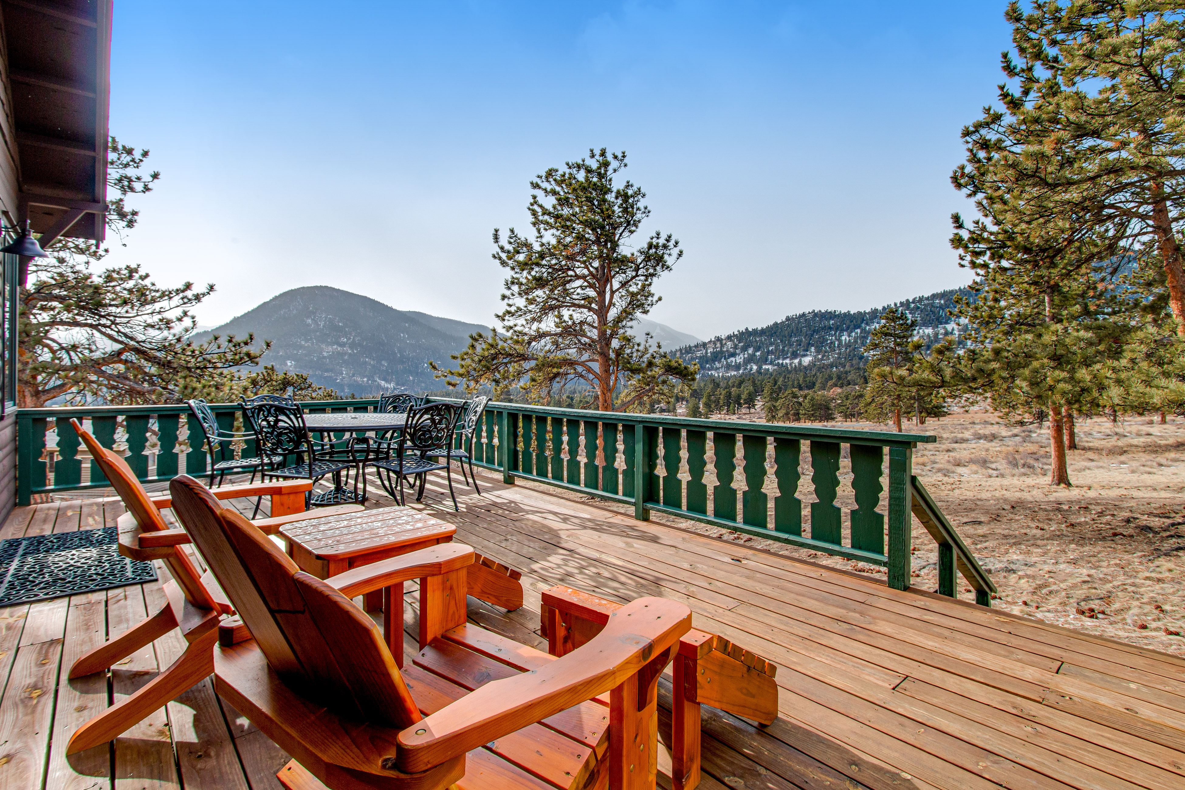 Delightful Getaway with Free WiFi, a Wood Fireplace, Washer/Dryer, & Great Views