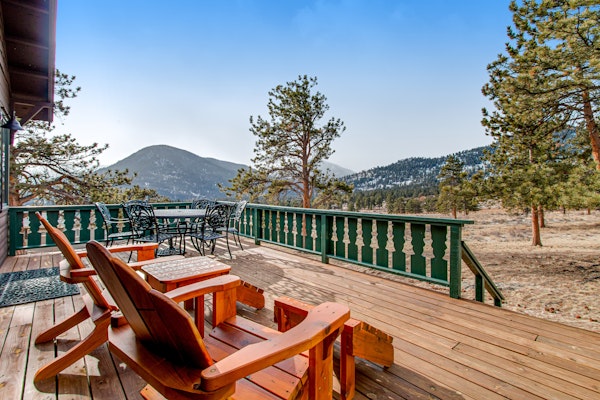 Delightful Getaway with Free WiFi, a Wood Fireplace, Washer/Dryer, & Great Views