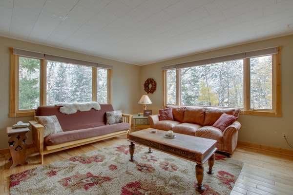 Dog-friendly mountain getaway with kitchen, patio, & mountain view