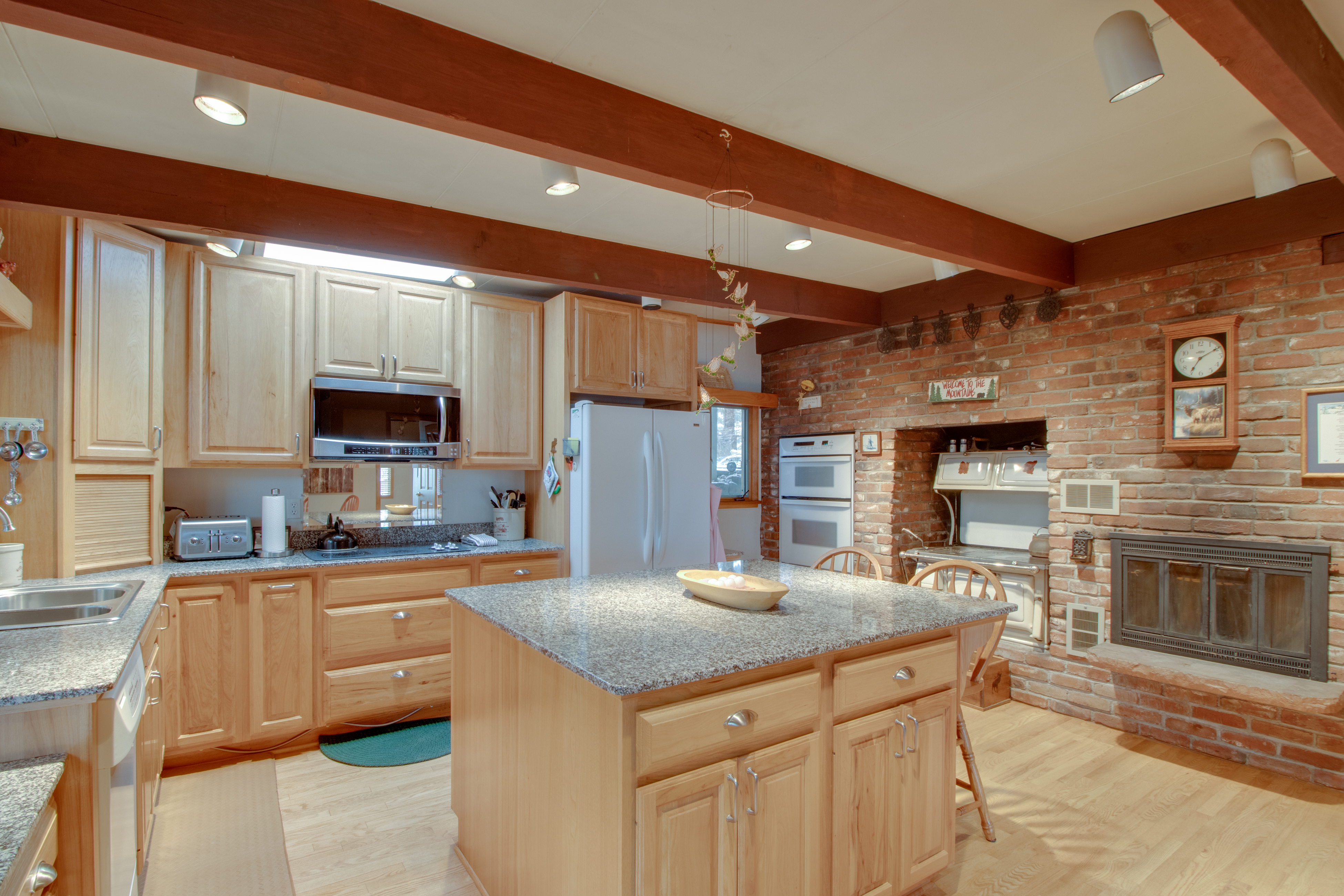 Dog-friendly mountain haven with full kitchen, furnished patio, & forest views