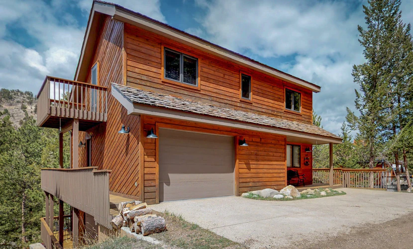 Great location near national park & town with a deck & mountain view