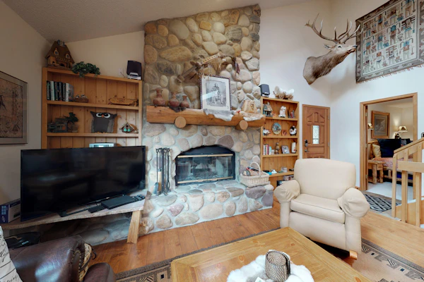Great location near national park & town with a deck & mountain view