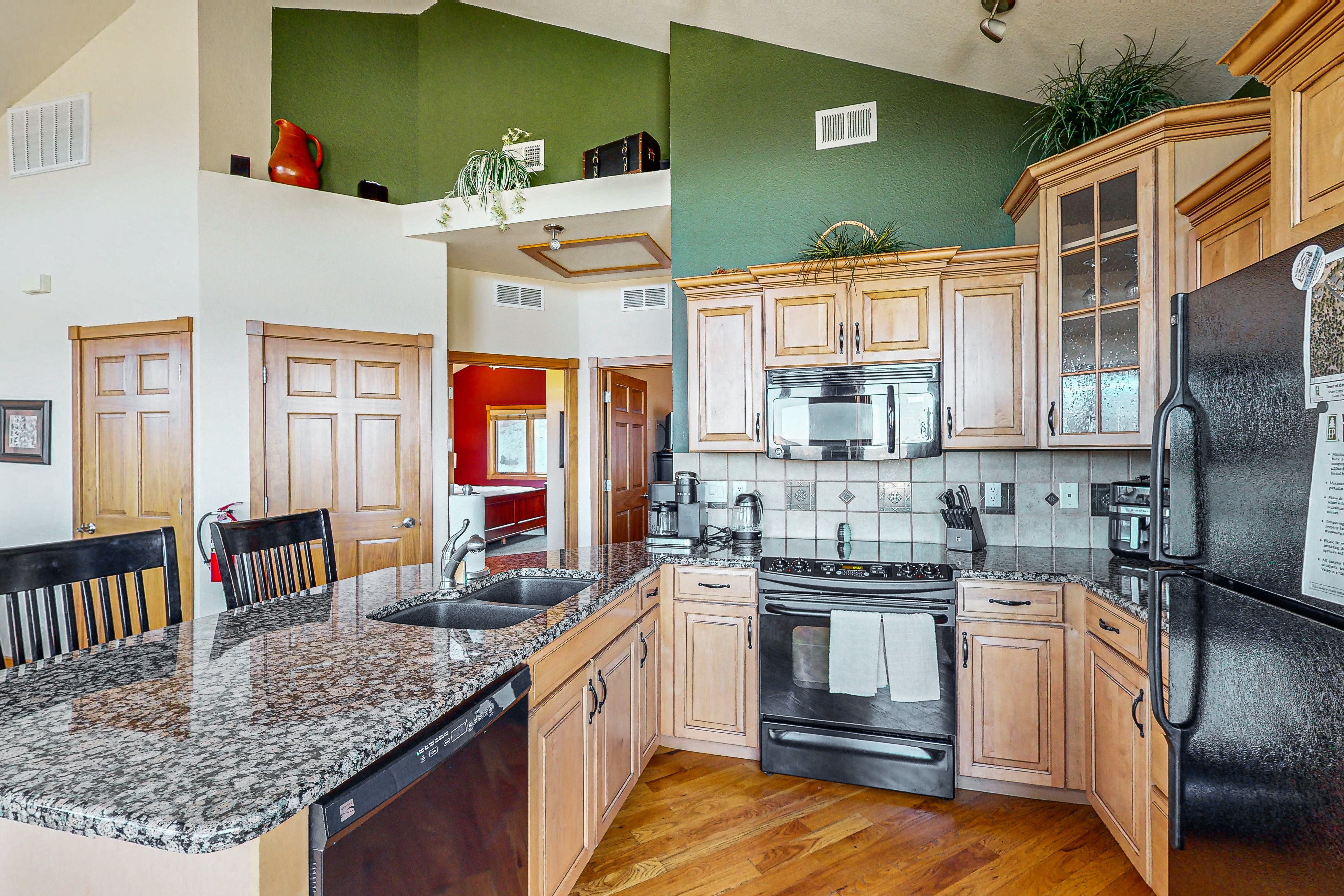 Conveniently located condo with private hot tub & great views