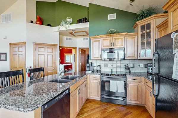 Conveniently located condo with private hot tub & great views