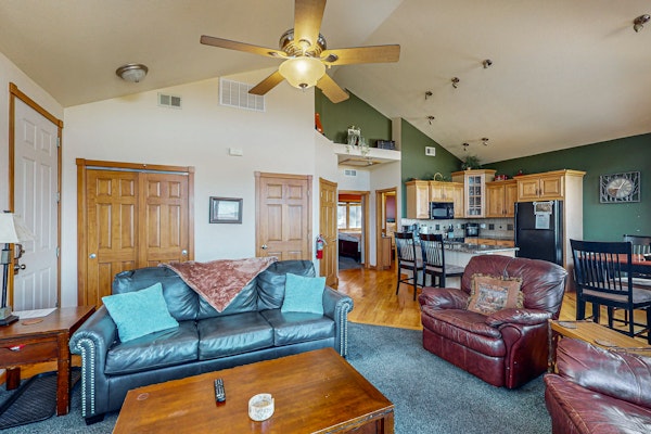 Conveniently located condo with private hot tub & great views