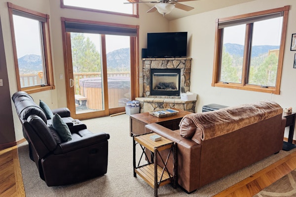 Conveniently located condo with private hot tub & great views