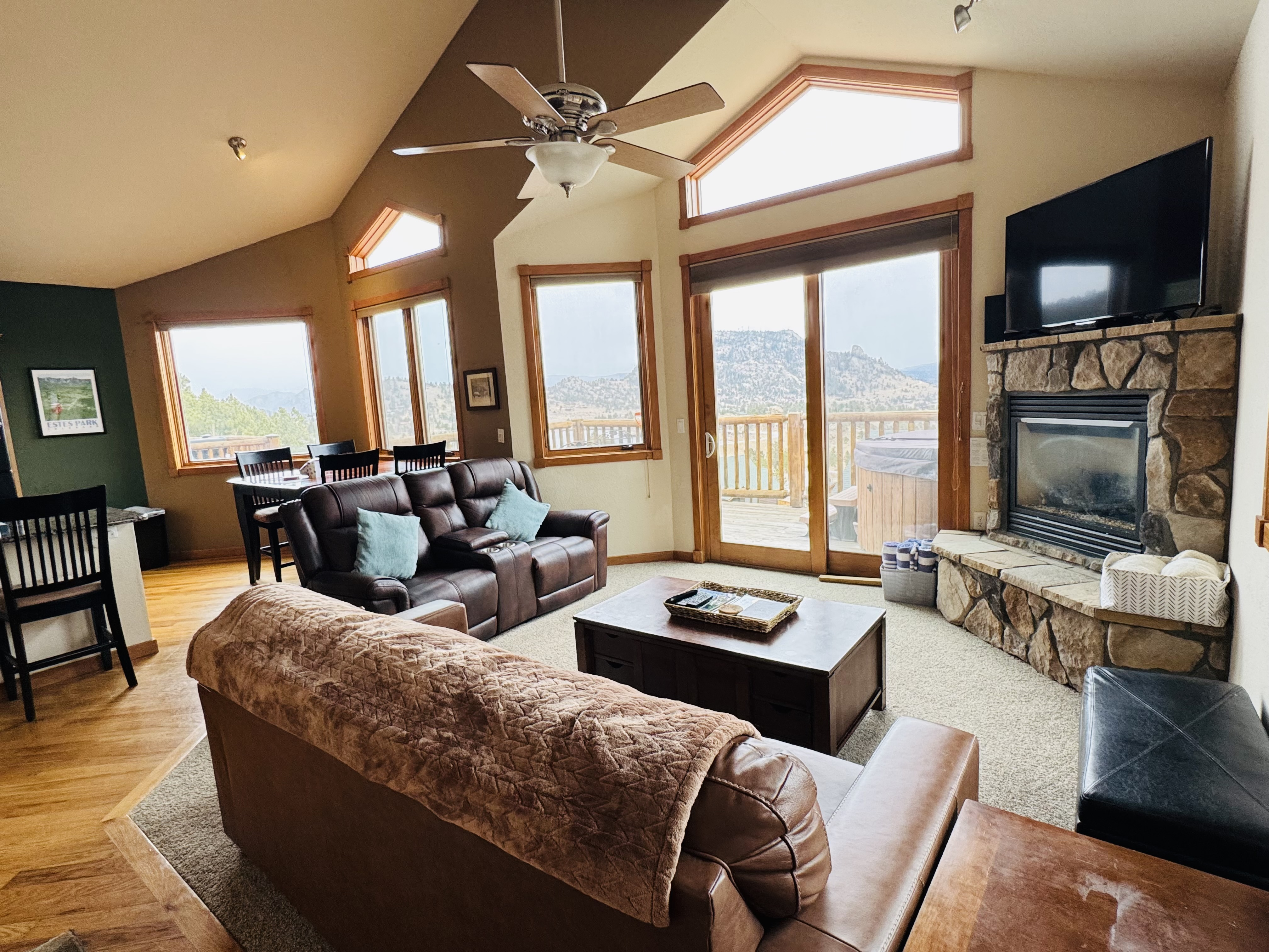 Conveniently located condo with private hot tub & great views