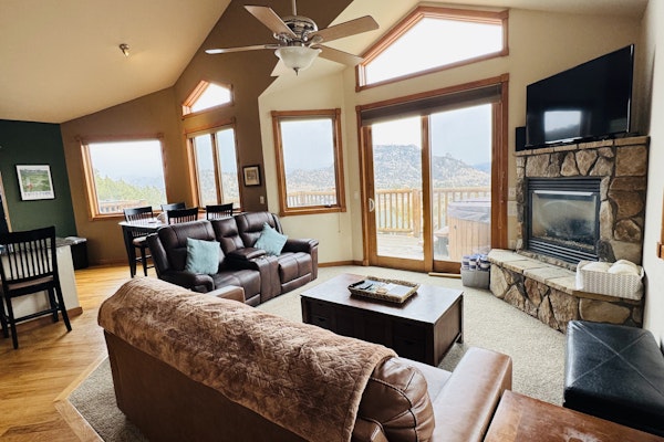 Conveniently located condo with private hot tub & great views