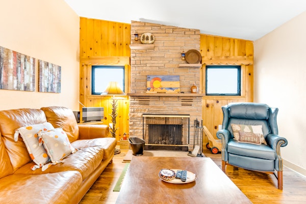 Cozy waterfront river cabin with mountain views, and a hot tub - dog friendly