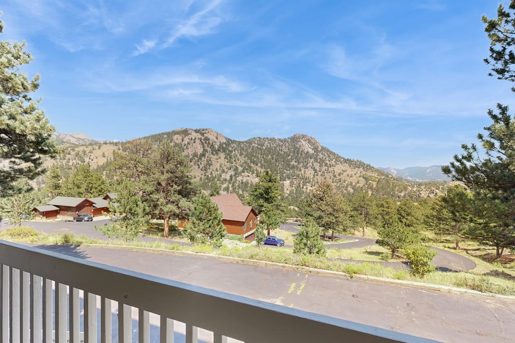 Comfortable home with breathtaking mountain views and high-speed WiFi