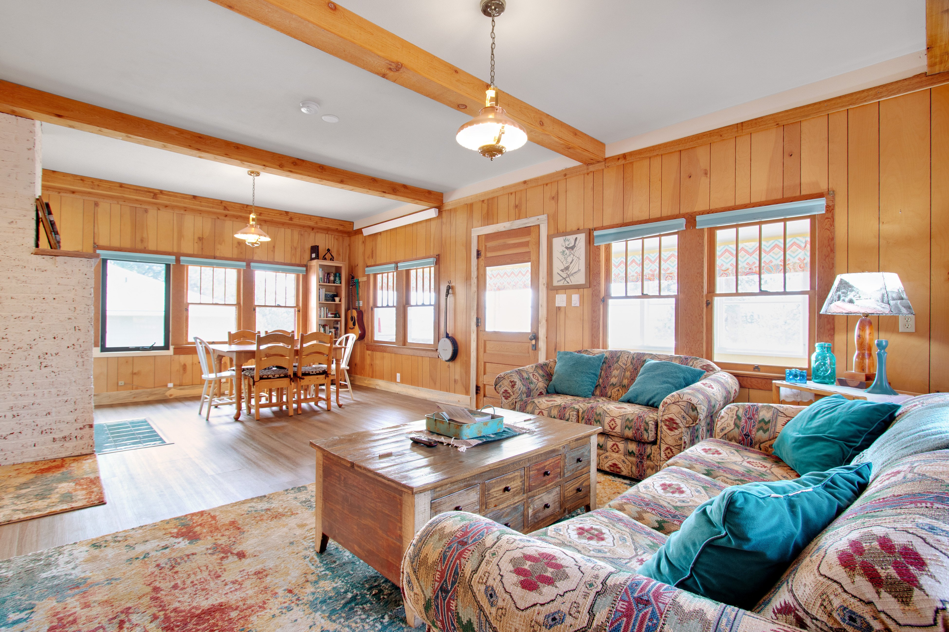 Charming cabin with full kitchen, furnished deck, & incredible views