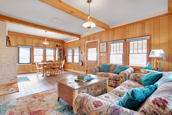 Charming cabin with full kitchen, furnished deck, & incredible views