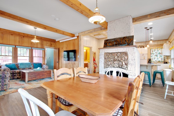 Charming cabin with full kitchen, furnished deck, & incredible views