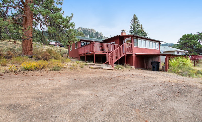 Charming cabin with full kitchen, furnished deck, & incredible views
