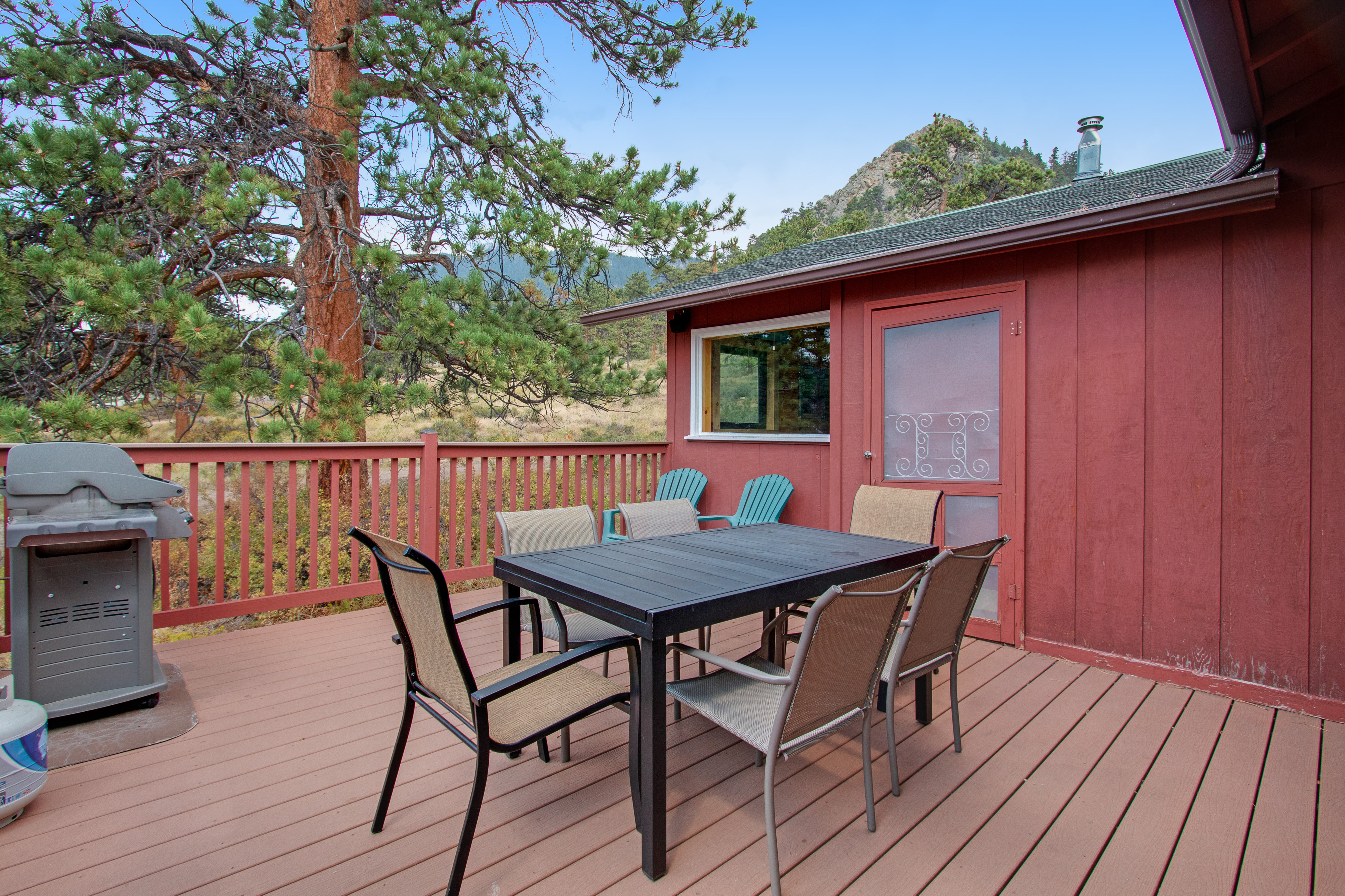 Charming cabin with full kitchen, furnished deck, & incredible views