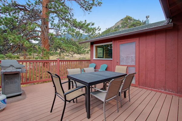 Charming cabin with full kitchen, furnished deck, & incredible views