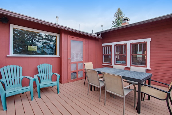 Charming cabin with full kitchen, furnished deck, & incredible views