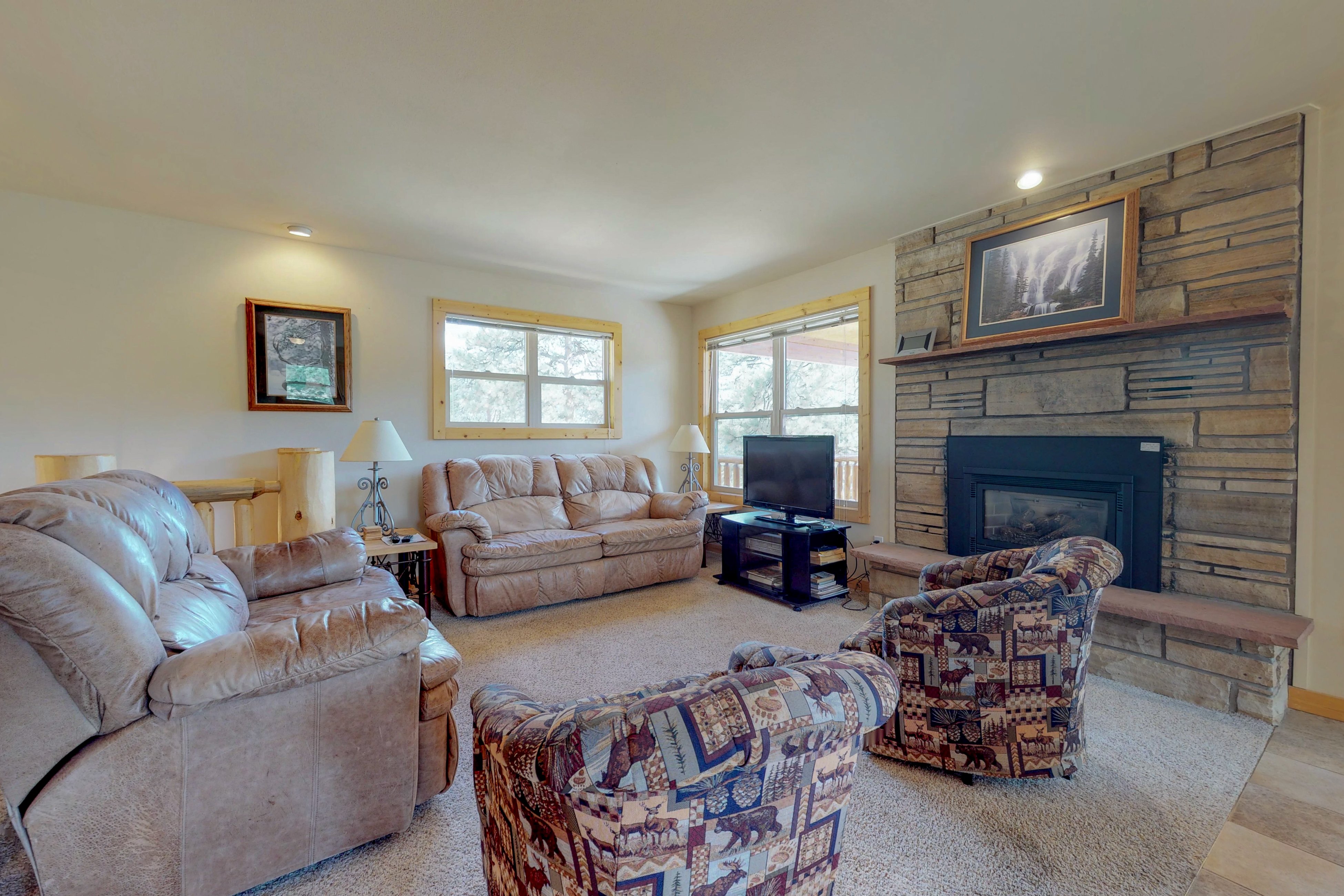 Wonderful location with full kitchen, furnished deck & mountain views