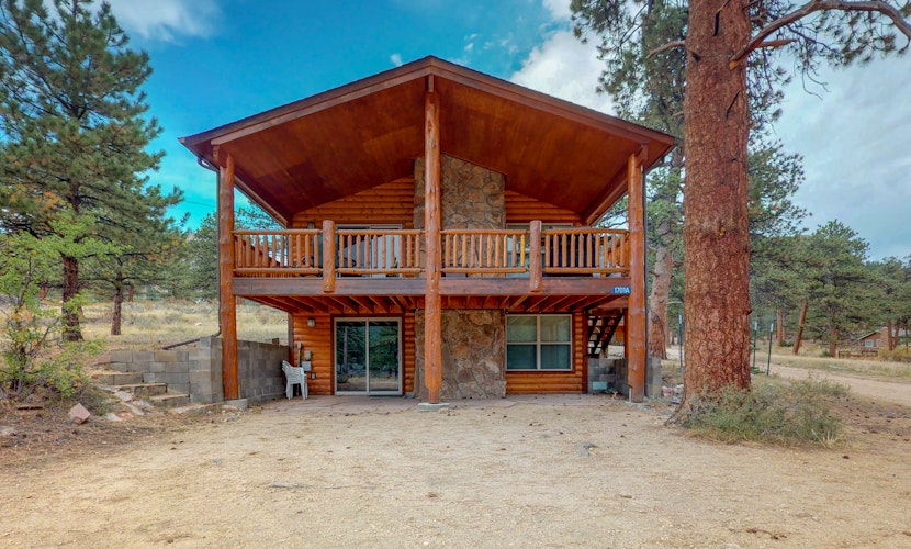 Wonderful location with full kitchen, furnished deck & mountain views