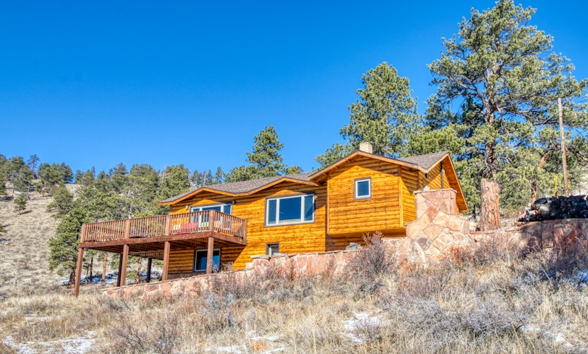 Spectacular Rocky Mountain views with a furnished deck & gas grill