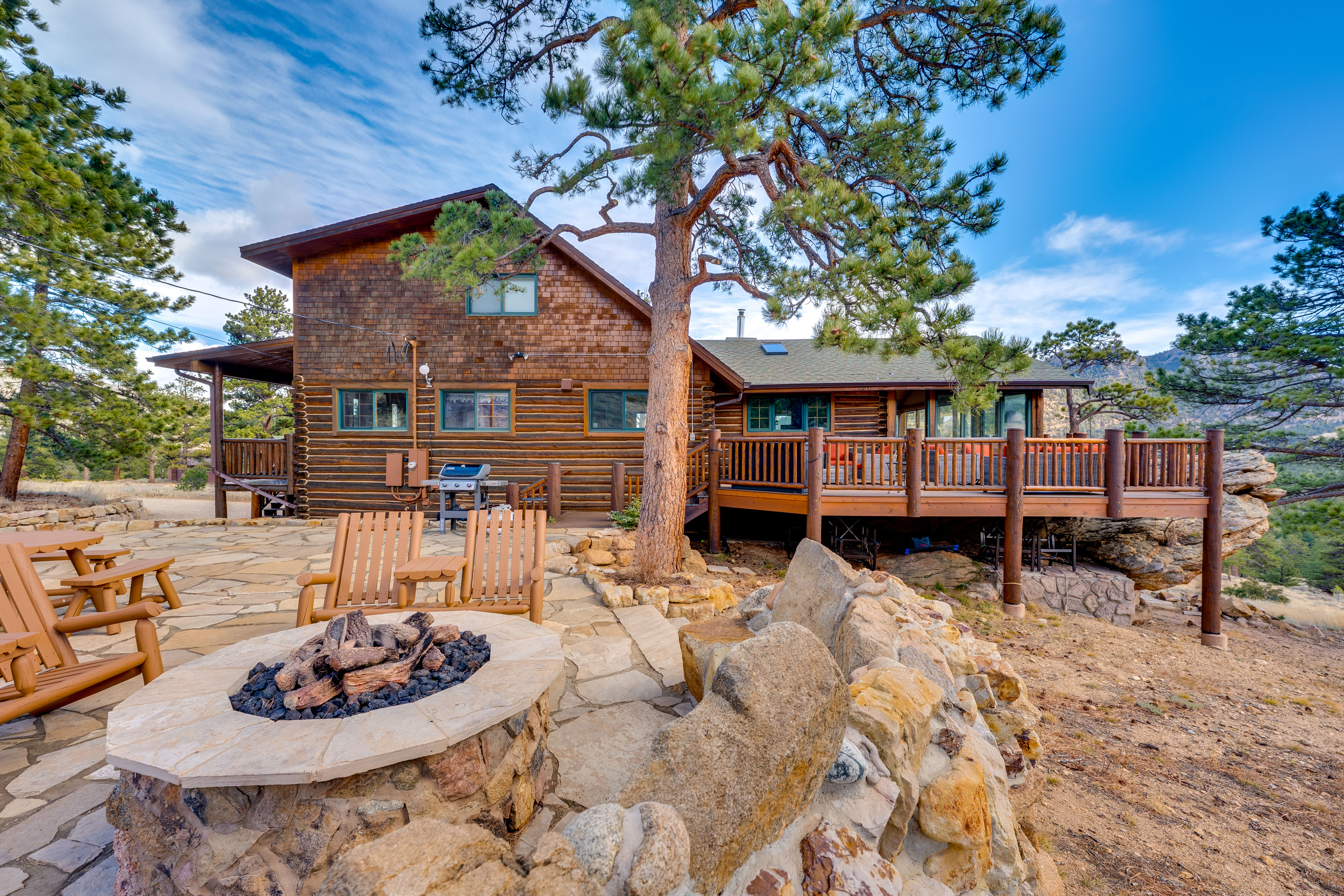 Historic cabin with mountain views, private W/D, & furnished deck