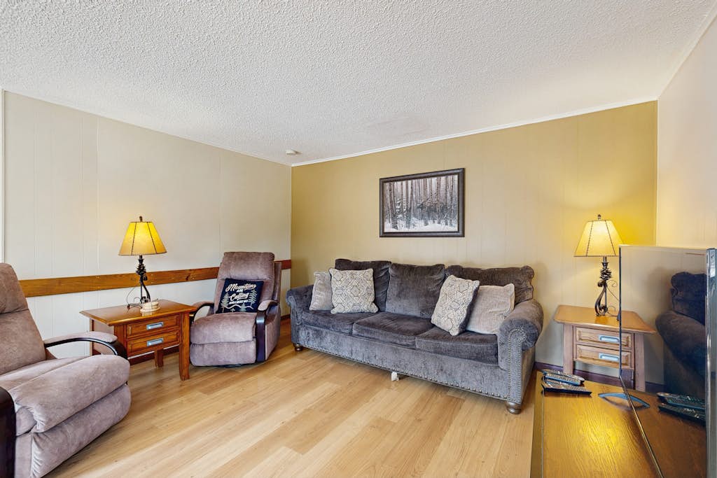 Ideal vacation home with wraparound deck & Rocky Mountain view