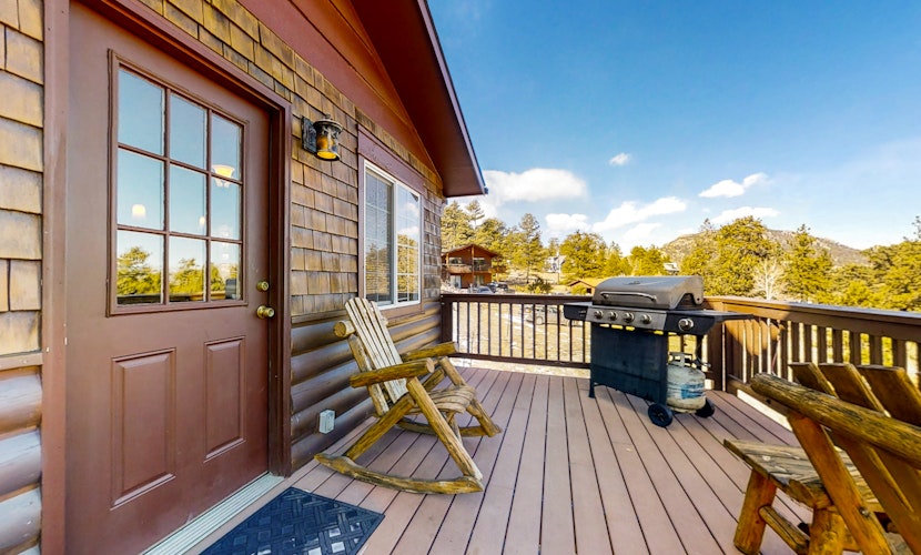 Wonderful family cabin w/stunning views, free WiFi, & full kitchen - near trails