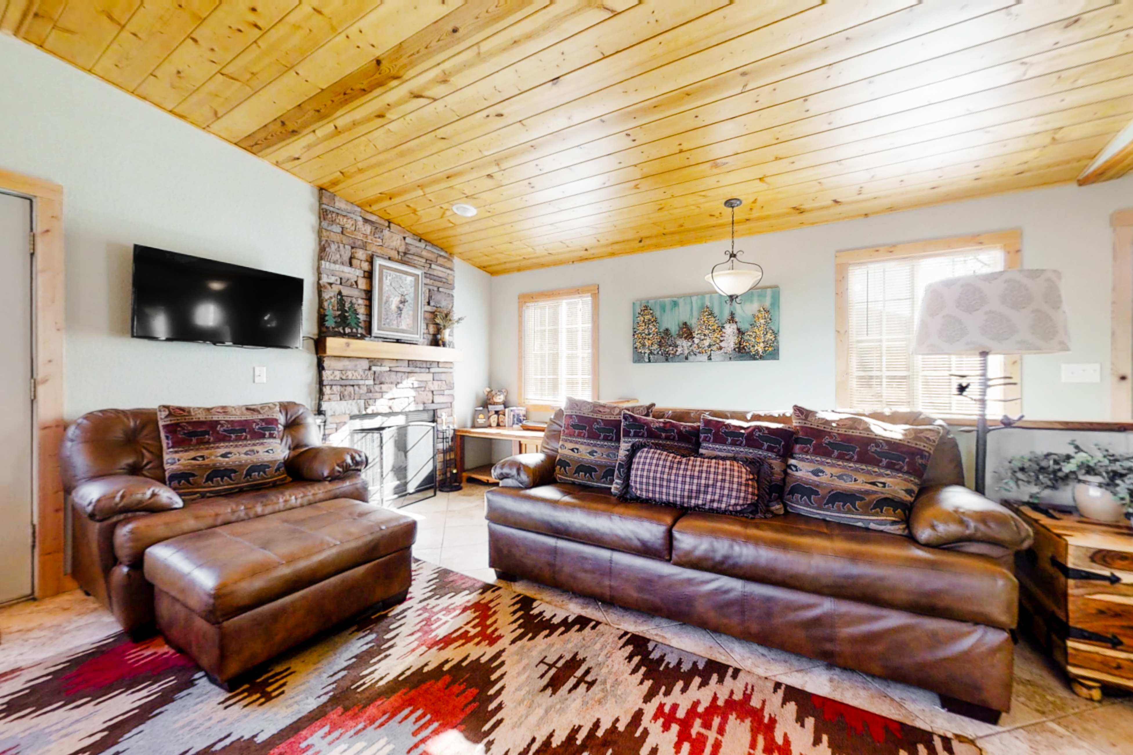 Wonderful family cabin w/stunning views, free WiFi, & full kitchen - near trails
