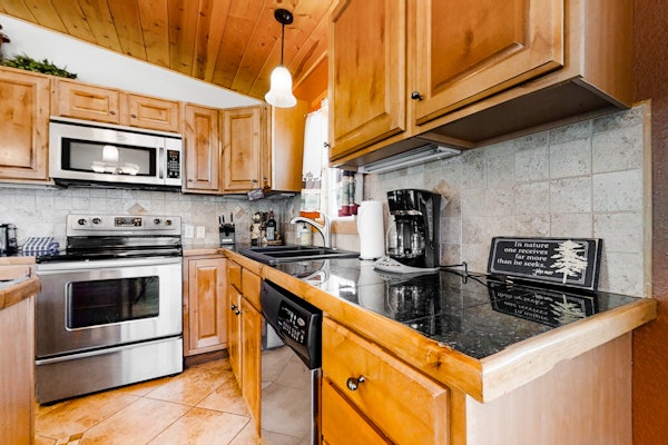 Wonderful family cabin w/stunning views, free WiFi, & full kitchen - near trails