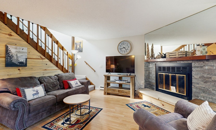 Charming condo with sunroom & patio - near golf, town & national park