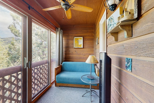 Charming condo with sunroom & patio - near golf, town & national park