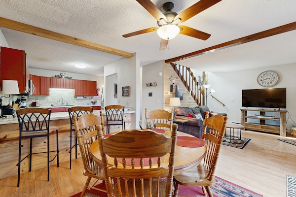 Charming condo with sunroom & patio - near golf, town & national park