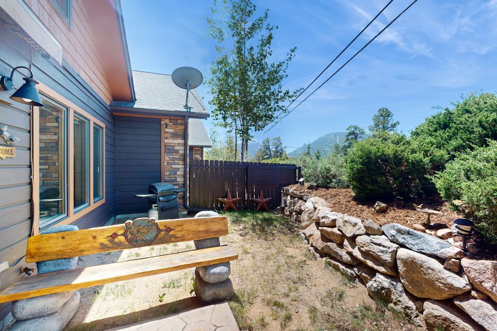 Modern home with full kitchen, patio, great location-Dogs Welcome