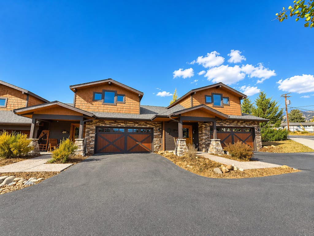 Modern home with full kitchen, patio, great location-Dogs Welcome