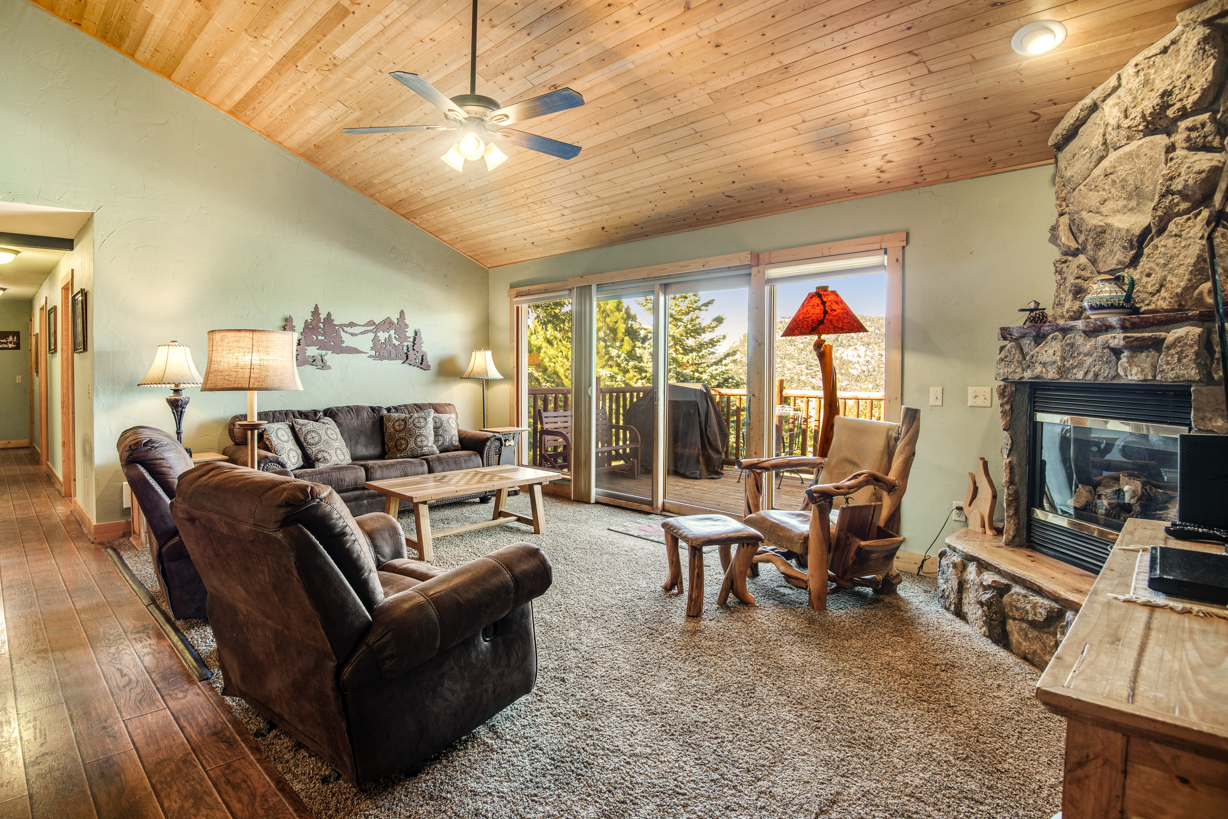 Cabin with an amazing mountain view, gas fireplace, two decks, & WiFi