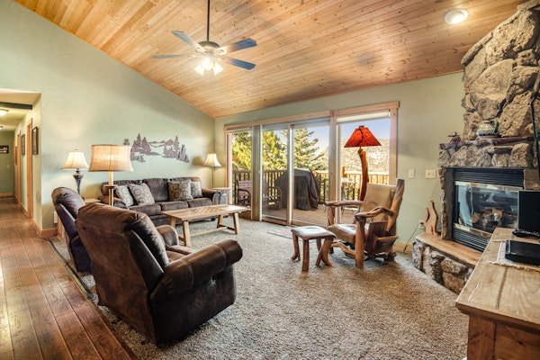 Cabin with an amazing mountain view, gas fireplace, two decks, & WiFi