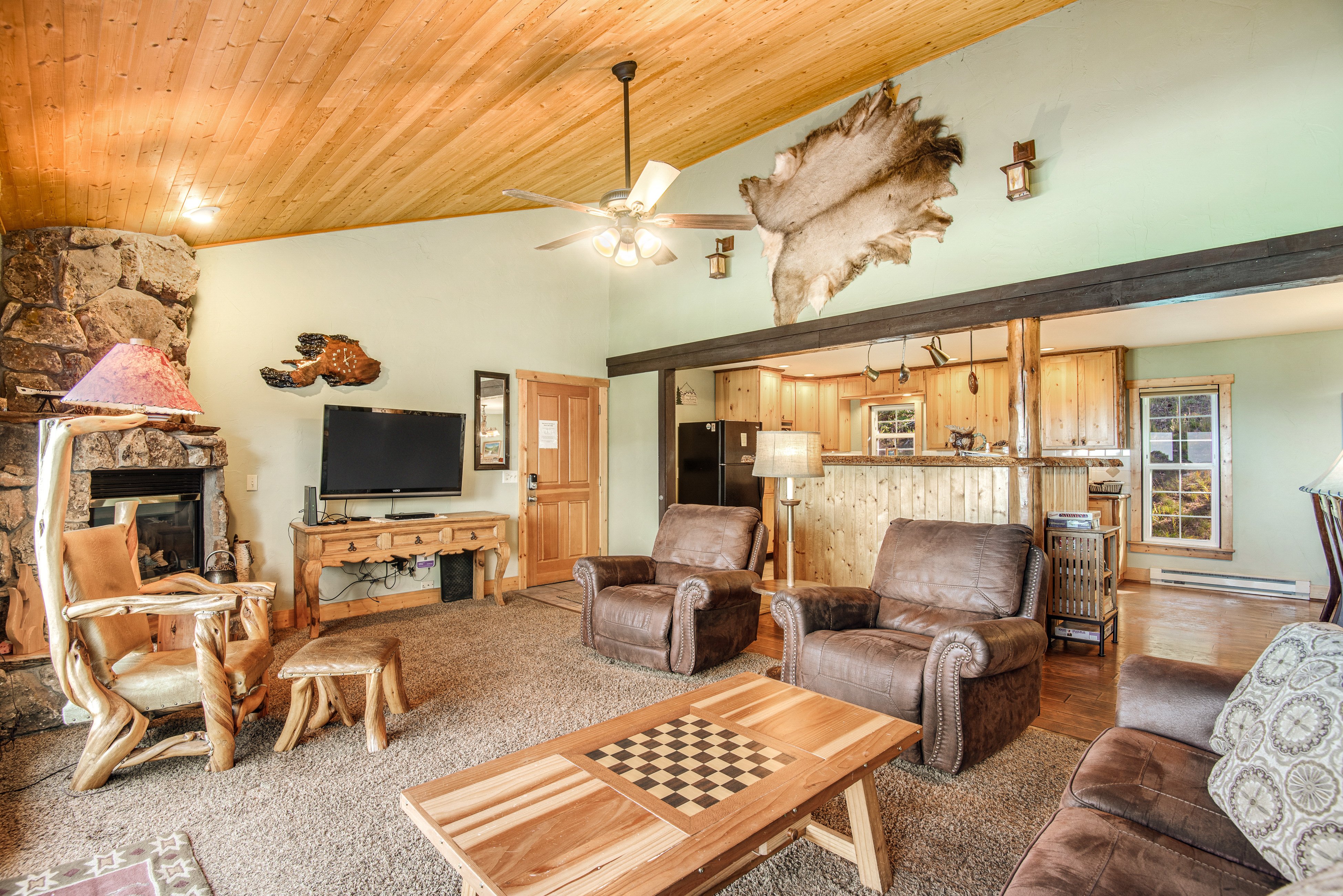Cabin with an amazing mountain view, gas fireplace, two decks, & WiFi