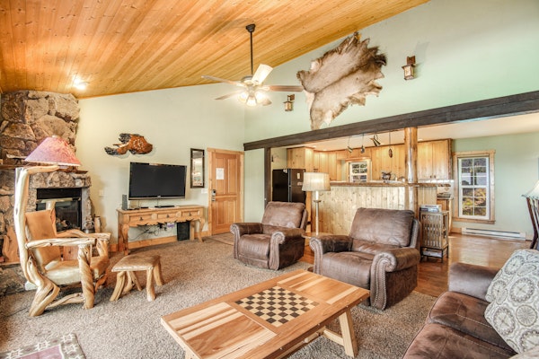 Cabin with an amazing mountain view, gas fireplace, two decks, & WiFi