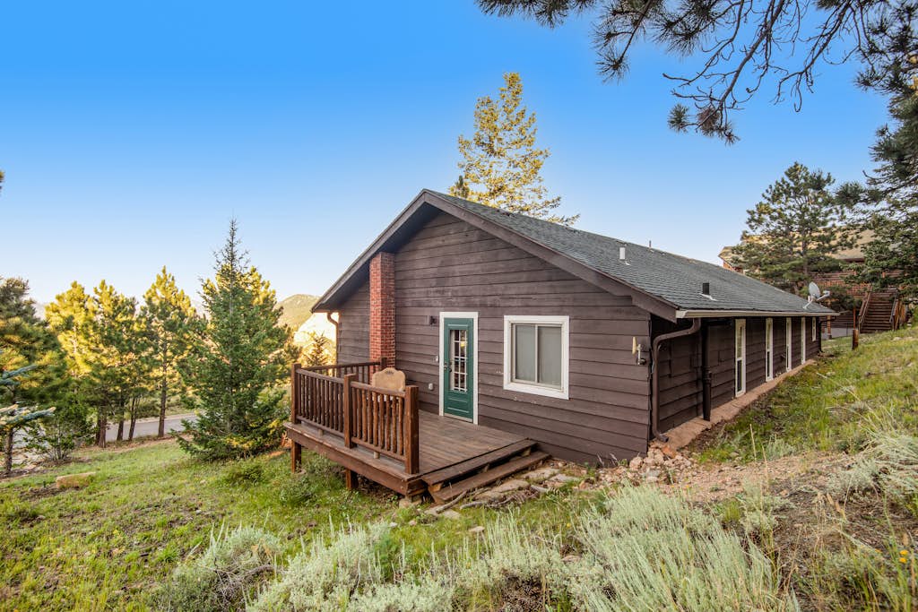 Pet Friendly! Historic cabin with an amazing mountain view, gas fireplace, two decks, & WiFi