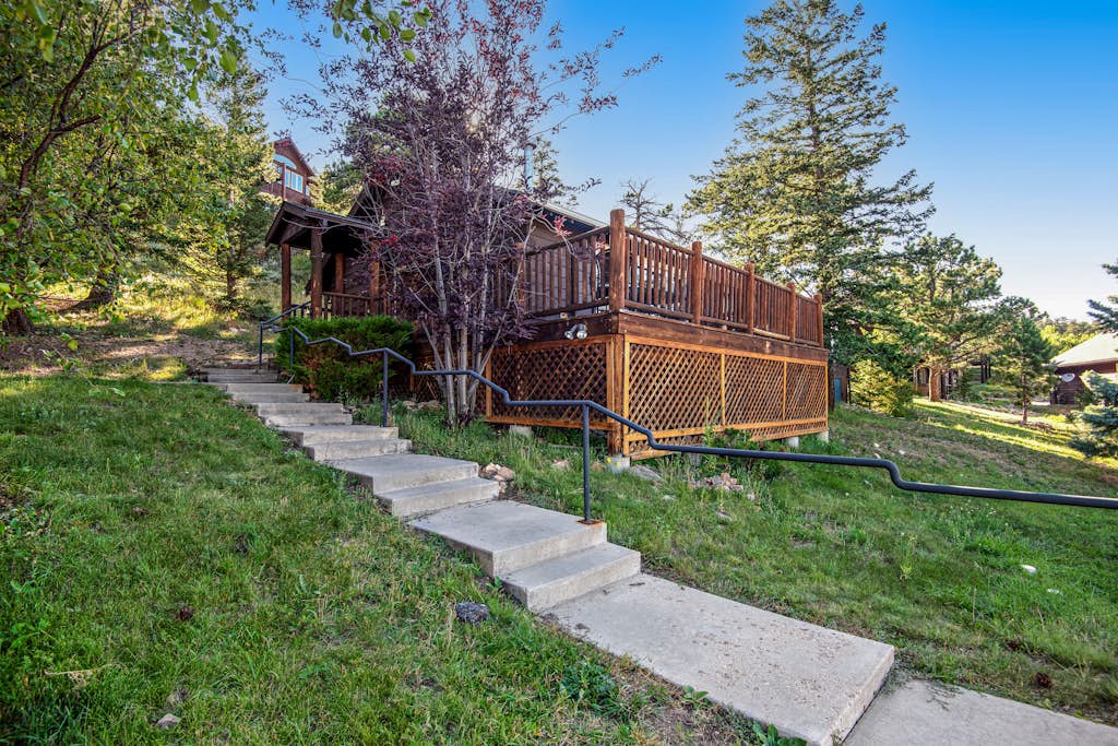 Pet Friendly! Historic cabin with an amazing mountain view, gas fireplace, two decks, & WiFi