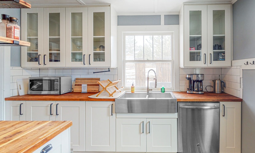 Renovated mountain view home with patio, grill, sauna, washer/dryer, & WiFi