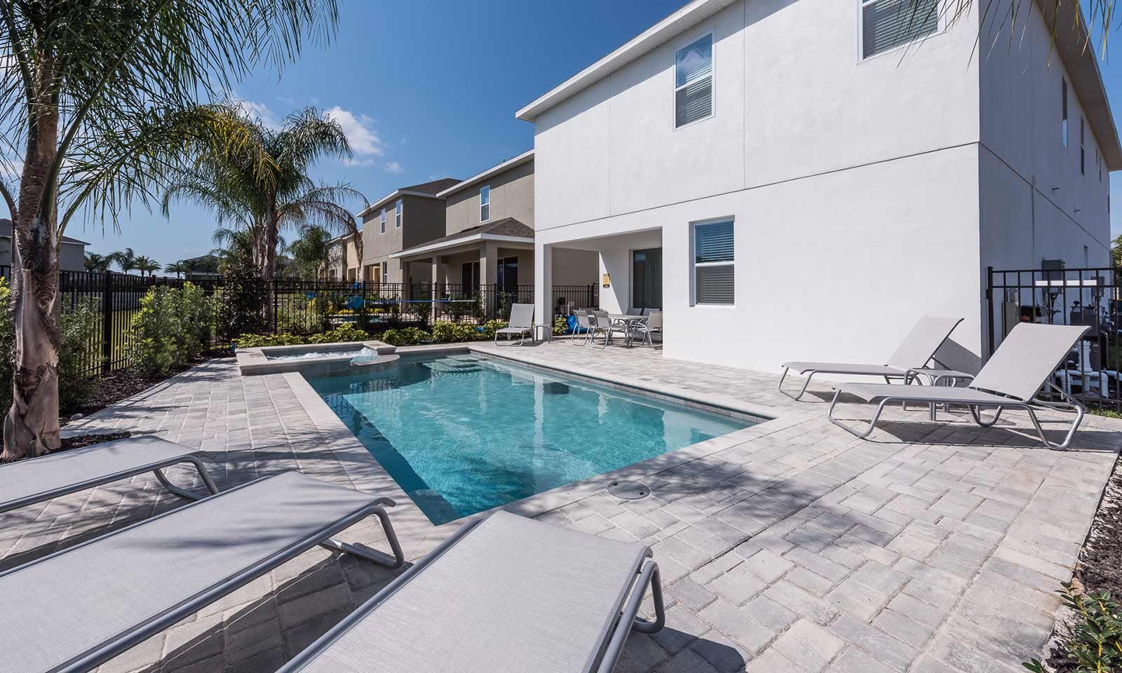 EC010 - The Retro Villa - MAD