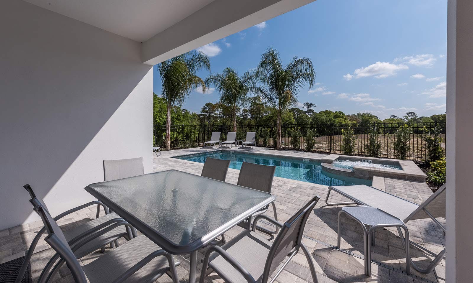 EC010 - The Retro Villa - MAD