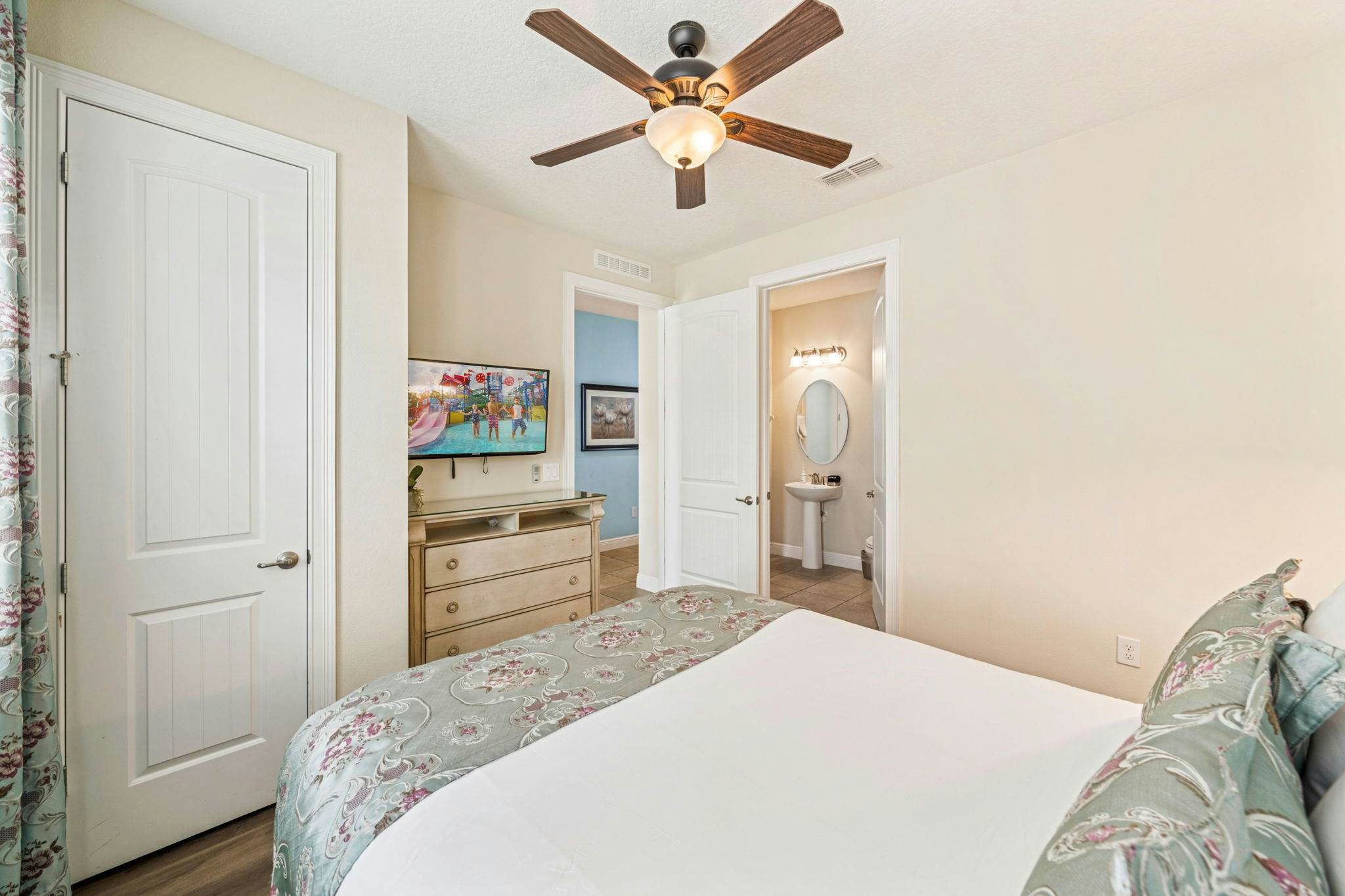 EC032 - The Sun-filled Estate